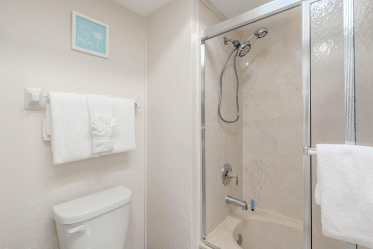 Bathroom 4, Carlos Pointe #624, Lee