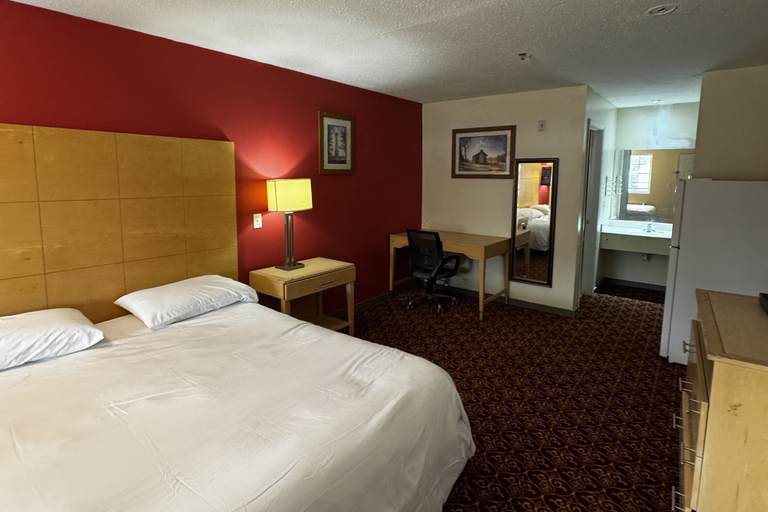 Bedroom 4, General Bragg Inn & Suites Chickamauga, Walker