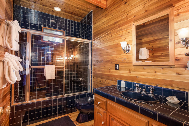 Bathroom 4, Cedar Chalet, Mariposa