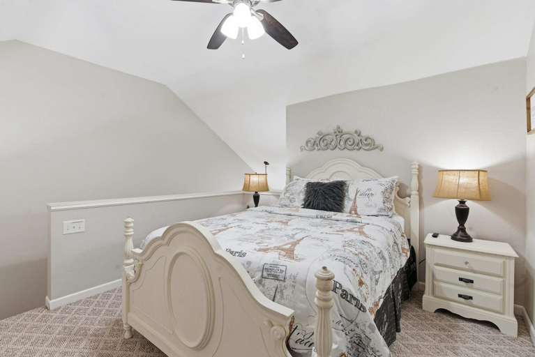 Room 5, Fall Creek Farmhouse For 6, Taney