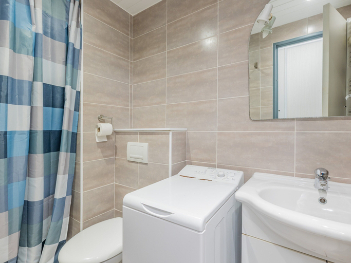 Bathroom, Cosy Apartment Near Sandy Beach, Hérault