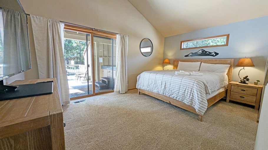 Interior 3, Big Leaf Hot Tub Ping Pong Sharc Stay, Deschutes