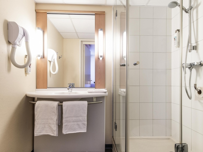 Bathroom 3, Ibis Issoire, Puy-de-Dôme