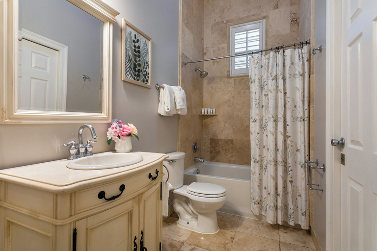 Bathroom 4, Modern 3BR Condo With Pool, Orleans