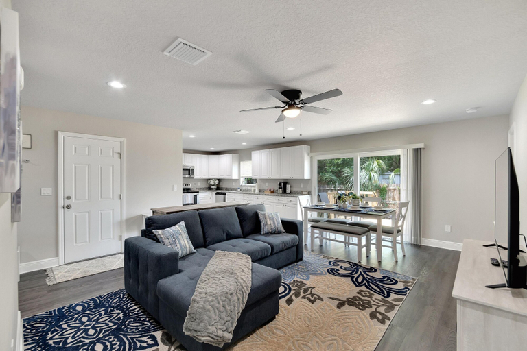 Living area 1, 6506 N 22nd St, Hillsborough
