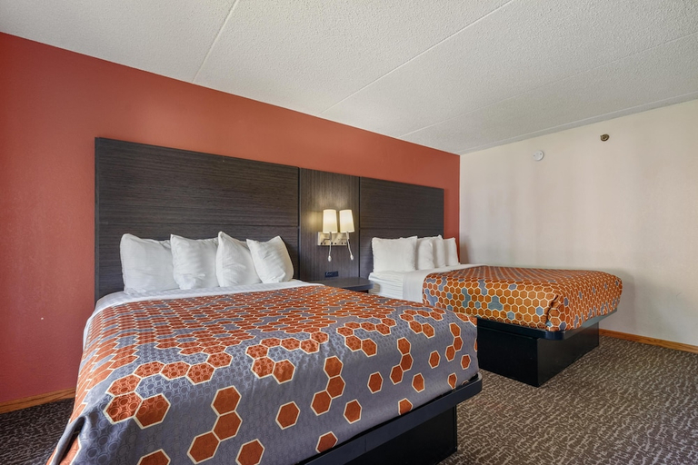 Bedroom 2, Chicago Club Inn & Suites, Dupage
