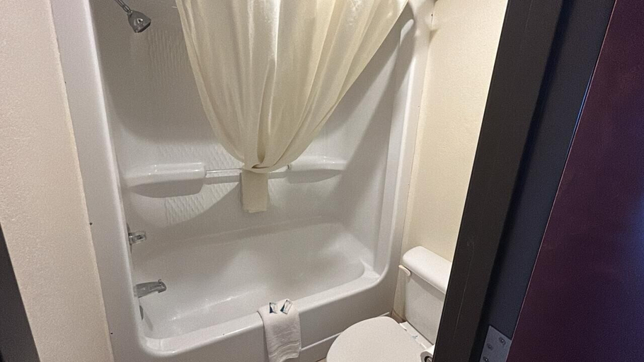 Bathroom 3, HiWay Inn Express Kiowa Hwy 69, Pittsburg