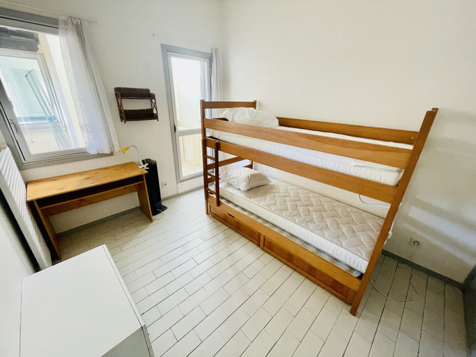 Room 5, Waterfront Retreat Near the Beach, Hérault