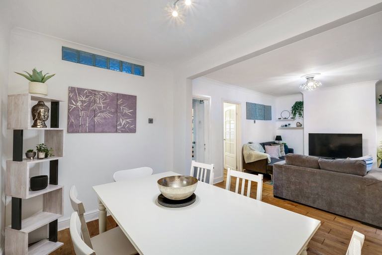 Dining 2, Modern 4 Bedroom Hse Garden in Feltham, London