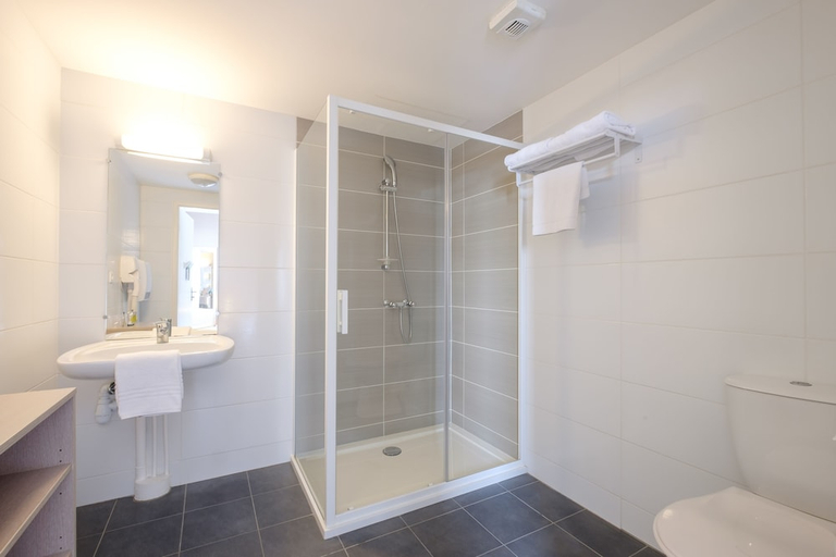 Bathroom 3, All Suites Appart Hotel Dunkerque, Nord