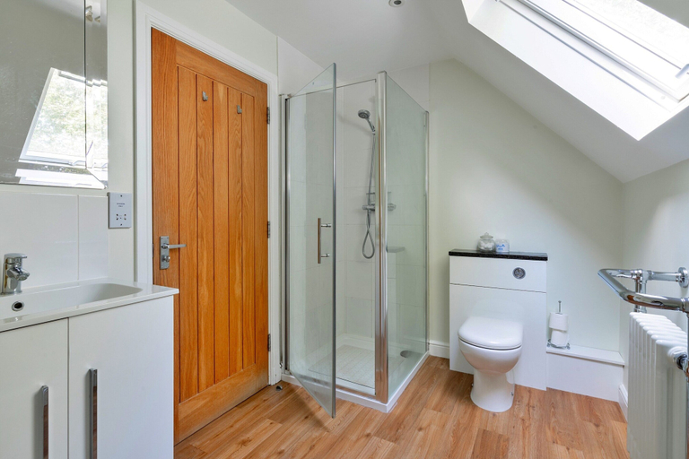 Bathroom 5, 2 Bedroom Cottage in Barton Stacey, No Deposit, Hampshire