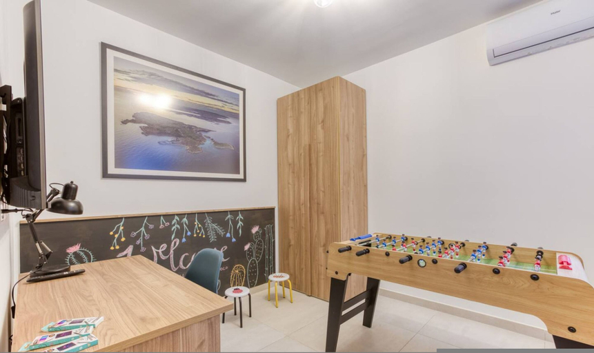 Room 2, Designer Apartment Near Seafront Balcony Patio