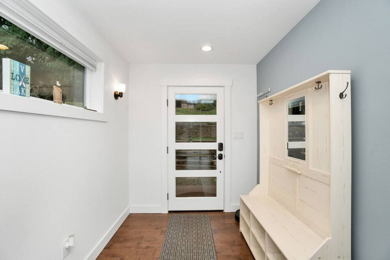 Interior 4, Lakefront Escape Fire Pit, Pets & Amazing Views, Snohomish