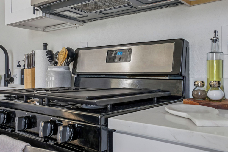 Private kitchen 5, Cozy Historic Gem: 5 Mins to Downtown SA, Bexar