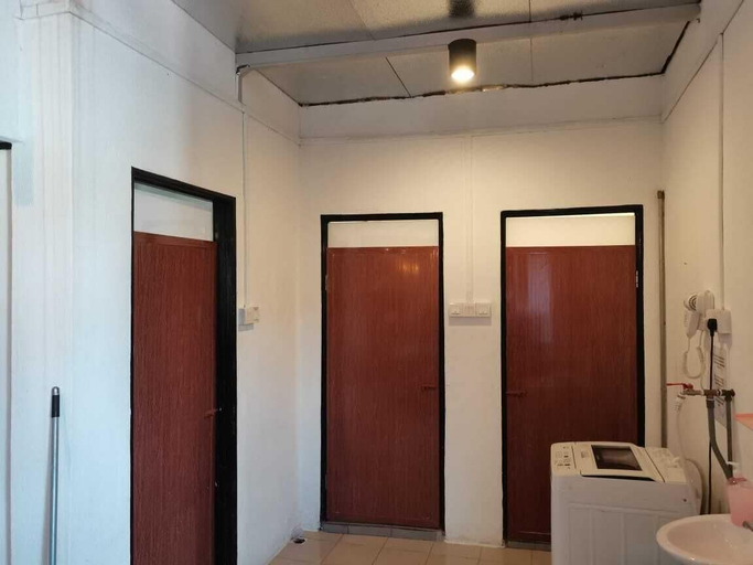 Bathroom 4, Mac Inn 94, Penang Island