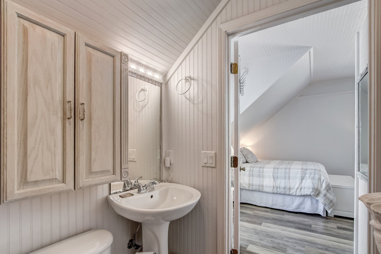 Bathroom 4, 313 New Street, Nassau