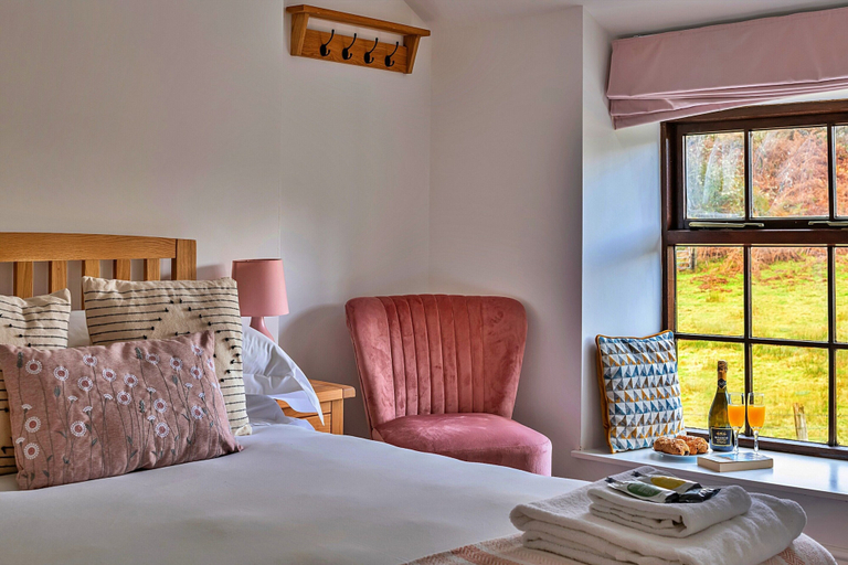 Room 2, Luxury Cottage With Hot Tub & Views, Conwy