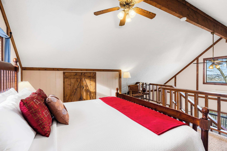 Room 4, Skipjack Cottage Branson, Stone