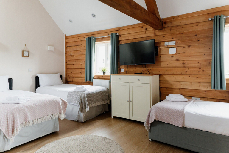 Room 5, Barn in Wales With Swim Spa & Scenic Views, Ceredigion
