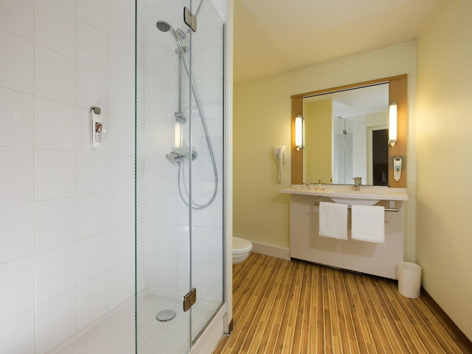 Bathroom 4, ibis Lille Lomme Centre, Nord