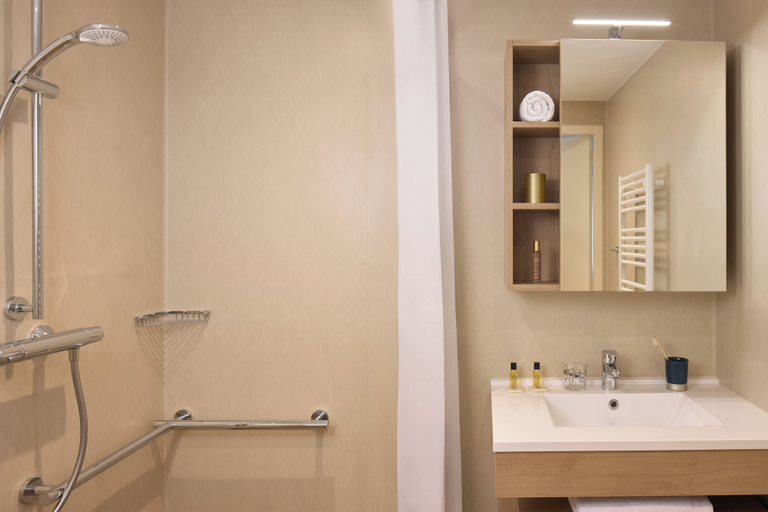 Bathroom 3, Quality Aparthotel Voiron, Isère