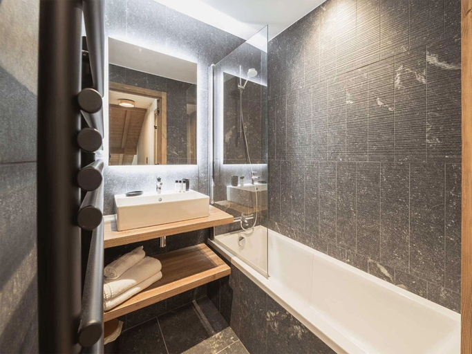 Bathroom 5, Spacious Alpine Apartment With Jacuzzi, Haute-Savoie