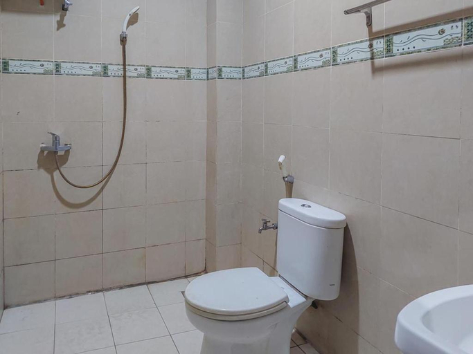 Bathroom, Hotel Halmahera Palangkaraya Redpartner (permanently closed), Palangkaraya