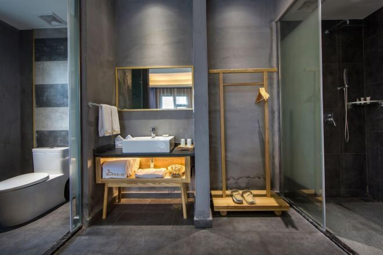 Bathroom, Yueming Xiaoyuan Hostel, Nanping