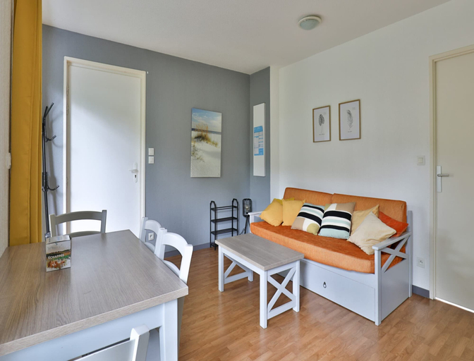 Living room 2, D. Des Grands Lacs Ndeg94-2p4, Landes
