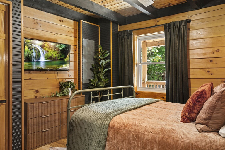 Interior 3, Hot Tub & Wifi - Hillside Haven Red River Gorge KY, Wolfe