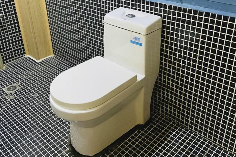 Bathroom 3, Yinian Zhijian Hostel, Dêqên Tibetan