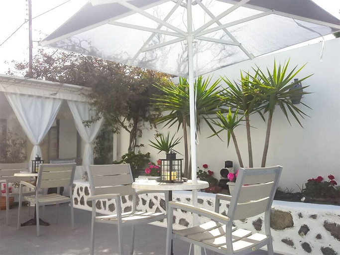 Outdoor dining, Kiklamino Sunset Suites, South Aegean