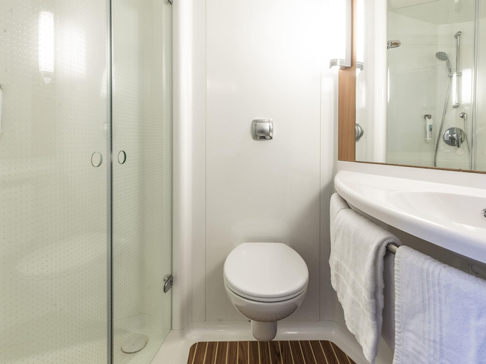Bathroom 3, Ibis Issoire, Puy-de-Dôme