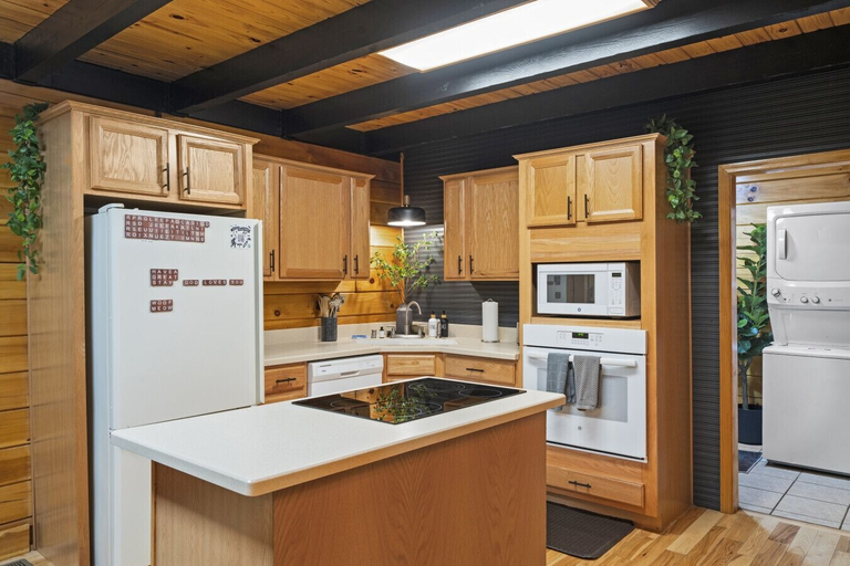 Interior 5, Hot Tub & Wifi - Hillside Haven Red River Gorge KY, Wolfe