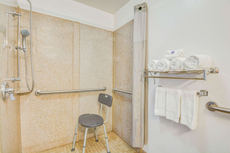Bathroom 4, Studio 6 Opelika, AL - Auburn Al, Lee