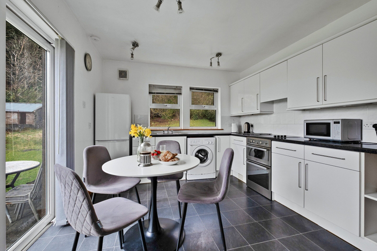 Private kitchen 3, Cottage by Loch With Stunning Views, Argyll and Bute