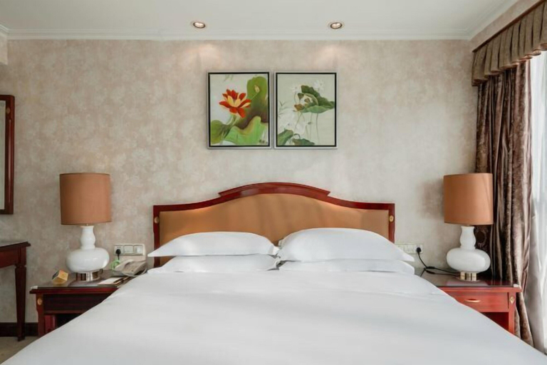 Bedroom 3, Ramada Plaza by Wyndham Tian Lu Hotel Wuhan, Wuhan
