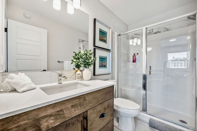 Room 5, Herron Street NEW Luxury Retreat 6 Beds A11y, Division No. 6