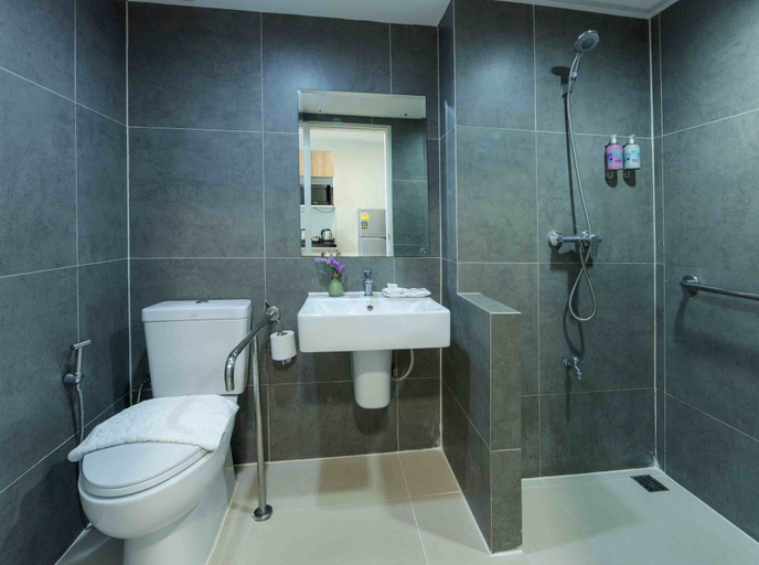 Bathroom 4, Chiva Bangkok Hotel, Huai Kwang