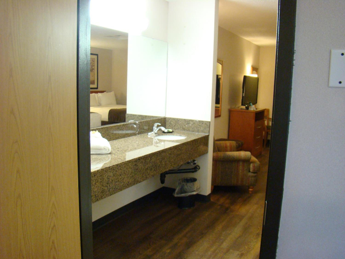 Bathroom 4, Quality Inn & Suites Saskatoon, Division No. 11