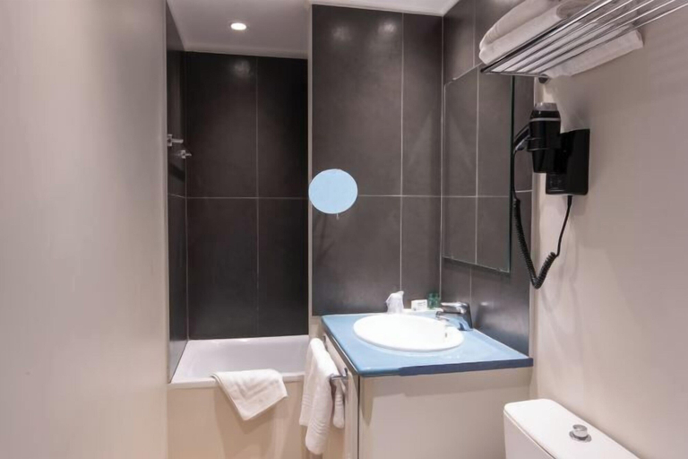 Bathroom 5, Hotel Vendome Nice, Alpes-Maritimes