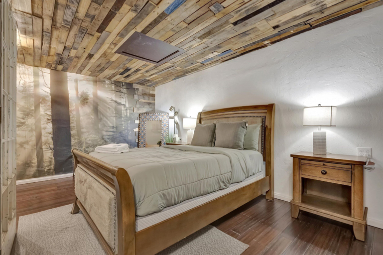 Room 4, Swann Ave Suite Walk to Bayshore Hyde Park, Hillsborough
