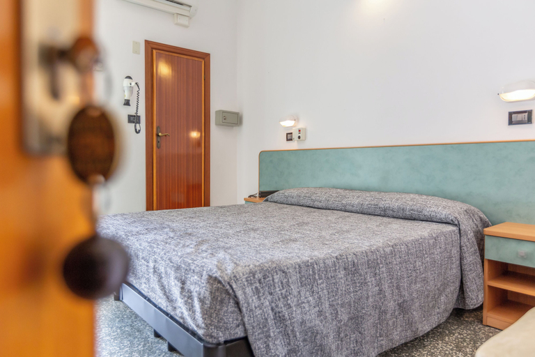 Bedroom 2, Hotel Haway, Rimini