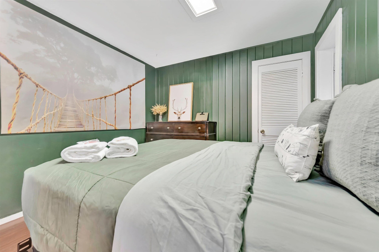 Room 4, Swann Ave Suite Walk to Bayshore Hyde Park, Hillsborough