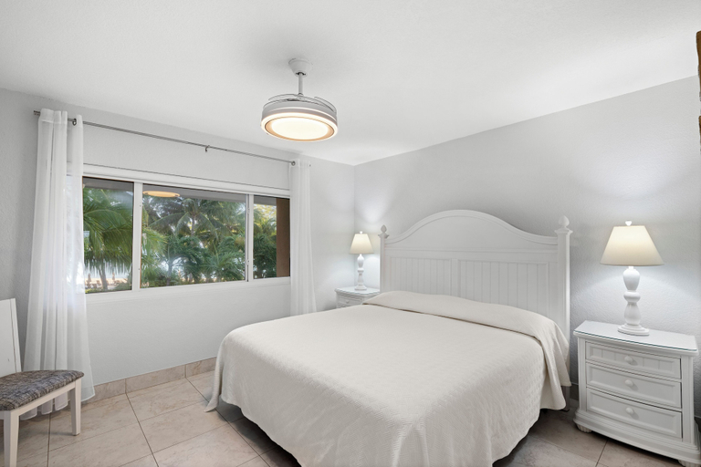 Room 2, London House Seven Mile Beach Cayman