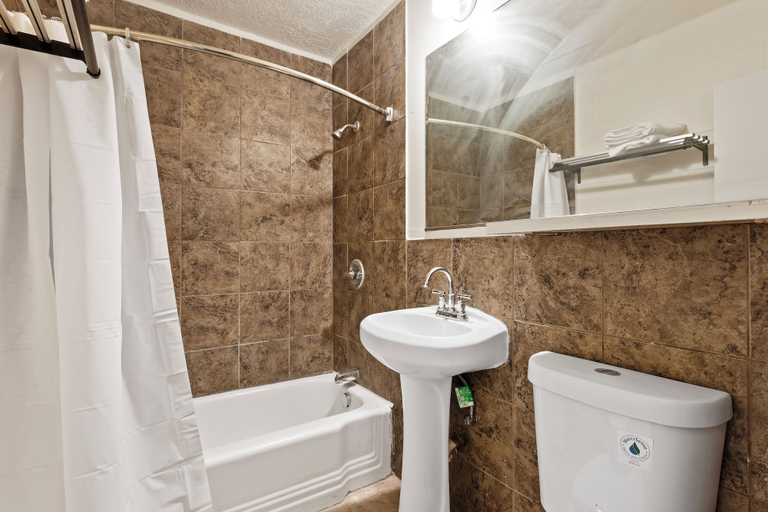 Bathroom 5, Temple View Inn Ogden, Weber