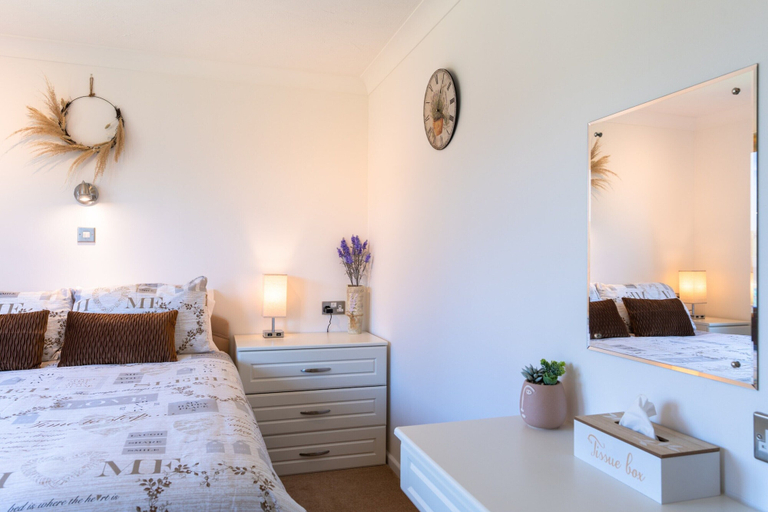 Room 3, Pet-friendly Chalet in Torpoint, No Deposit, Cornwall