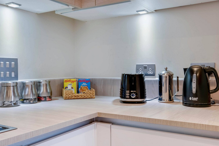 Private kitchen 5, Alder House Serviced Apt. Maidenhead, Windsor and Maidenhead