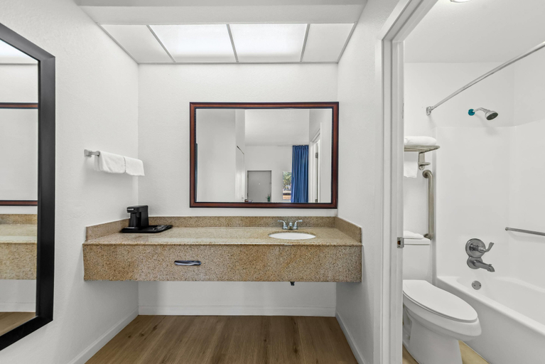 Bathroom 4, Quality Inn Weeki Wachee - Spring Hill, Hernando