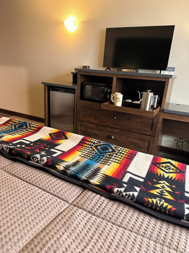 Bedroom 4, Ninepipes Lodge, Lake